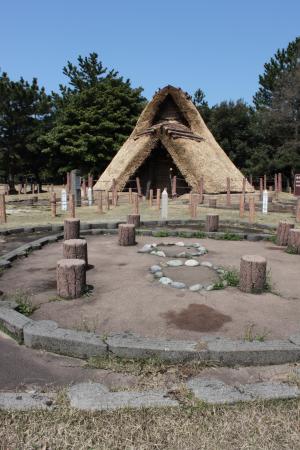 復元された「竪穴住居」の画像