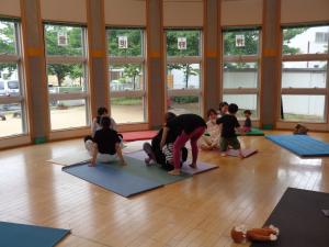 ヨガ教室、かめのポーズ2