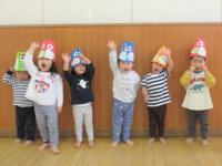 こいのぼり帽子をかぶった2歳児