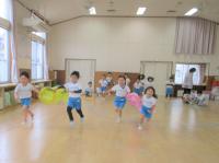 こいのぼりリレーをする5歳児