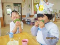 柏餅を食べる5歳児