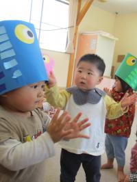 こいのぼりをかぶる１歳児