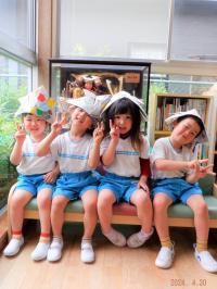 新聞兜をかぶる４歳児