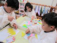 飾りを作る子供