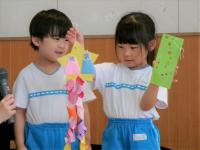 飾りを紹介する子ども
