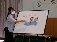 パネルシアターをする保育士