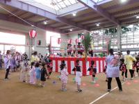 やぐらで踊る子供たち