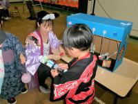 千本引きをする子供