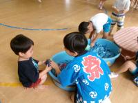 ヨーヨー屋さんをする年長児