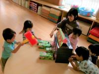 ワニワニを楽しむ２歳児