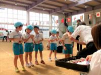 ５歳児リレー金メダル授与