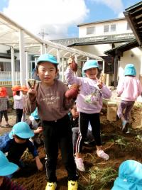 芋をもって笑顔の子ども