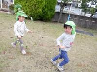 芋のつるで遊ぶ子ども