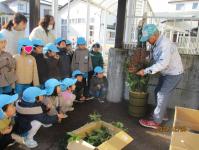 門松を設置する様子