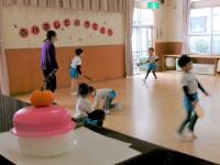 羽根つきをする５歳児