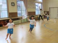 凧あげをする３歳児