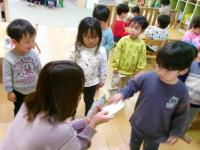 お年玉をもらう２歳児