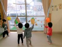風船つきをする１歳児