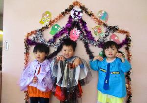 おばけのポーズをする２歳児