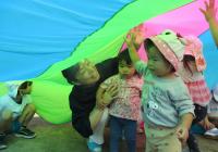 パラバルーンの中に入った１歳児