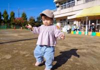 園庭を歩く０歳児
