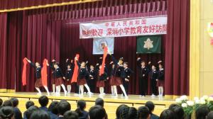 野々市小学校での歓迎式典、訪問団児童の演武