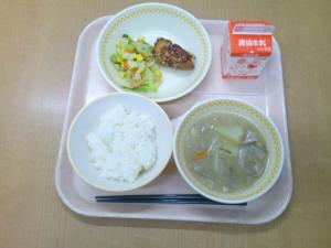 793キロカロリー、白飯、牛乳、鶏肉の竜田揚げ、ツナとコーンサラダ、豚汁