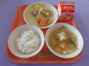 613キロカロリー、ごはん、ぎゅうにゅう、こめこのフライドチキン、ジャーマンポテト、キャベツのみそしる						