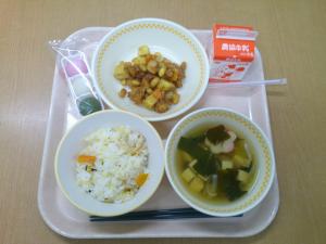 843キロカロリー、五目ずし、牛乳、鶏と大豆の揚げからめ、お花のすまし汁、花見団子