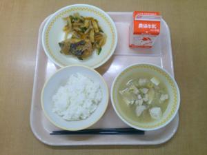 765キロカロリー、白飯、牛乳、さばの味噌煮、こんにゃくのきんぴら、鶏ごぼう汁