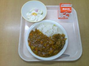 874キロカロリー、カレーライス(麦飯)、牛乳、フルーツヨーグルト