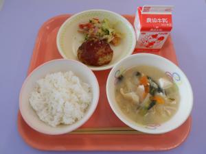 604キロカロリー、ごはん、ぎゅうにゅう、ハンバーグ、カラフルサラダ、とうふのみそしる						