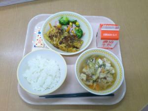 765キロカロリー、白飯、牛乳、おこのみ焼き、ハムサラダ、はりはり鍋