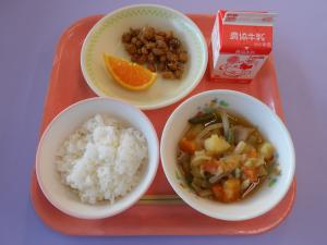 600キロカロリー、ごはん、ぎゅうにゅう、だいずとしらすのごまからめ、きよみオレンジ、にくじゃが						