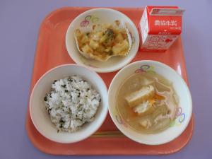 612キロカロリー、わかめごはん、ぎゅうにゅう、オイマヨグラタン、だいこんのみそしる