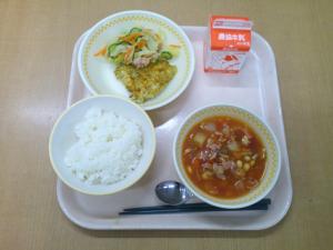 821キロカロリー、白飯、牛乳、揚げギョーザ、パンサンスー、麻婆豆腐