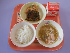 619キロカロリー、ごはん、ぎゅうにゅう、おこのみやき、いっしょくようマヨネーズ、ツナサラダ、はりはりなべ						