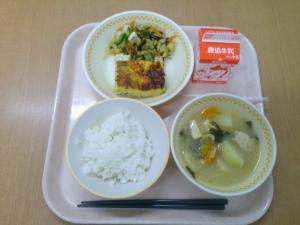 753キロカロリー、白飯、牛乳、千草焼き、豆腐とジャコのサラダ、じゃやがいものみそ汁