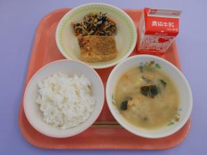 600キロカロリー、ごはん、ぎゅうにゅう、まつかぜやき、ひじきサラダ、じゃがいものみそしる						