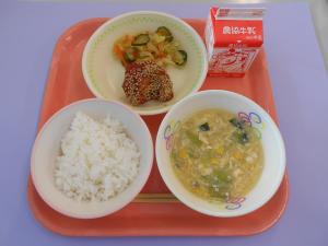 627キロカロリー、ごはん、ぎゅうにゅう、ヤンニャムチキン、やさいのピリから、コーンたまごスープ