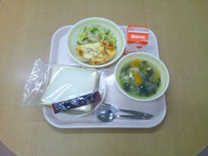 750キロカロリー、食パン、牛乳、ラザニア、グリーンサラダ、ひよこ豆のスープ、チョコパテ