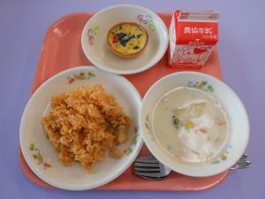 645キロカロリー、チキンライス、ぎゅうにゅう、キッシュ、こめこシチュー						