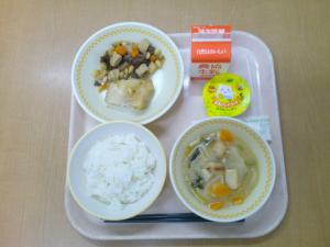 777キロカロリー、白飯、牛乳、照り焼きチキン、江戸っ子煮、麩と揚げのみそ汁、デザート