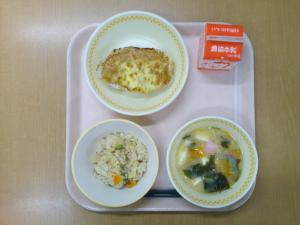 771キロカロリー、たけのこご飯、牛乳、鶏の和風みそグラタン、豆腐とわかめのみそ汁
