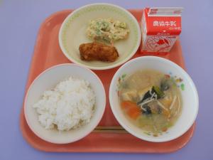 603キロカロリー、ごはん、ぎゅうにゅう、とりにくのたつたあげ、はるキャベツとスナップエンドウのサラダ、あげのみそしる