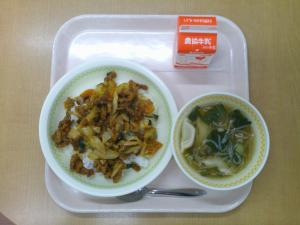 787キロカロリー、揚げ豚キムチ丼(白飯)、牛乳、水餃子スープ