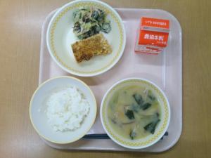 823キロカロリー、白飯、牛乳、鶏松風、ひじきサラダ、白玉豆腐のみそ汁