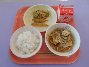 607キロカロリー、ごはん、ぎゅうにゅう、きびなごフライ、きりぼしだいこんのサラダ、にくどうふ