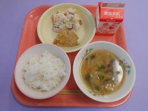 608キロカロリー、ごはん、ぎゅうにゅう、とりにくのこうそうパンこやき、マセドアンサラダ、アルファベットスープ