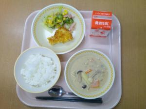 863キロカロリー、白飯、牛乳、マヨチキンのフレーク焼き、コーンサラダ、シチュー